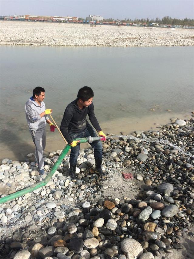 在和田玉龙喀什河, 尝试一把捡料的艰辛。