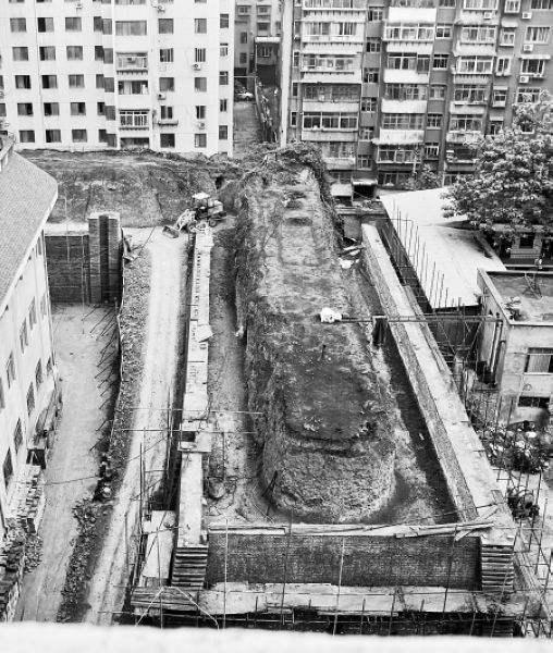 西安闹市中有一个段土城墙, 谁都不敢拆