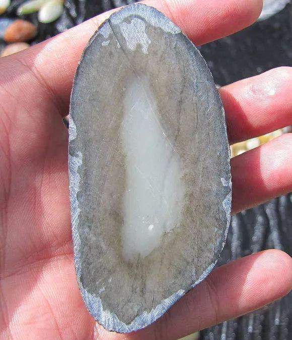 最新报道!刚刚运来一卡车价值千万的籽料, 结果……