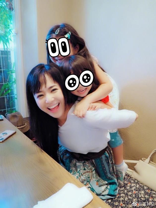 苍井空晒照为姥姥庆生 长发披散笑容甜美