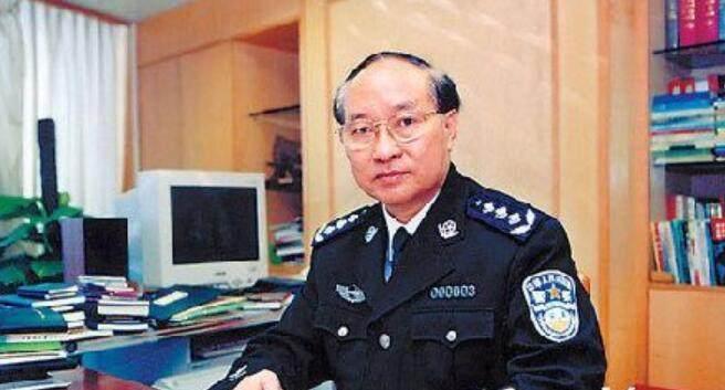 他被称为“南粤神探”, 巧用计谋把张子强绳之以法, 后官至副省级