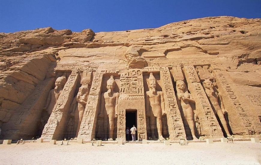 秦始皇統一六國那年, 有12個身高11米的巨人出現, 看史記怎么說?