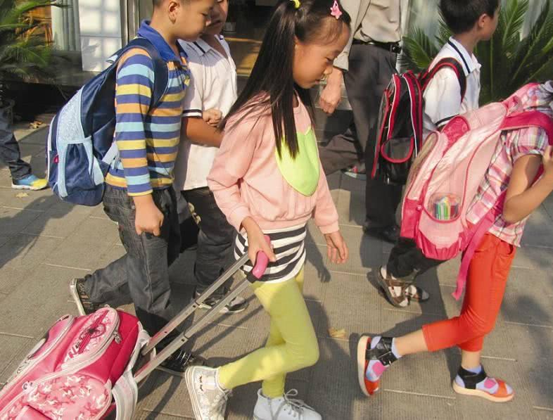 小学生打闹弄脏同学衣服, 一问价格8000元, 家长: 一分不能少