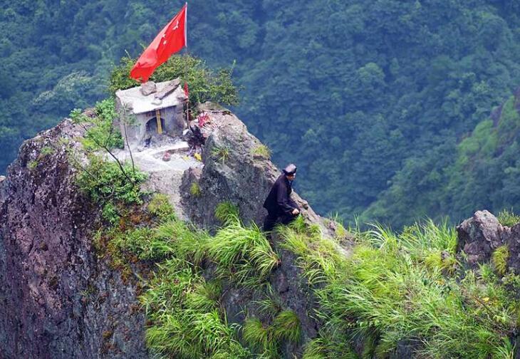 山崖绝壁上一小庙，曾无数人失足坠崖，只为上一柱“龙头香”