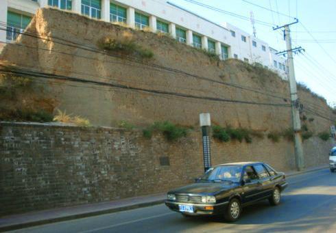 西安闹市中有一个段土城墙, 谁都不敢拆