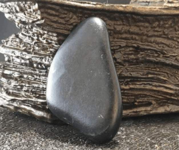 颇为珍稀的墨玉籽料如今什么市场行情