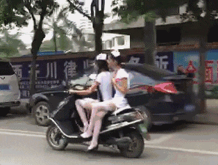 大姐, 你老公不在車上吧, 你這睡姿, 搞不好會離婚的!