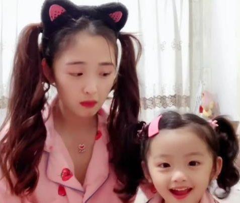 ?抖音又一母女火了, 身穿睡衣敲可愛, 網友: 女兒乖, 叫爸爸