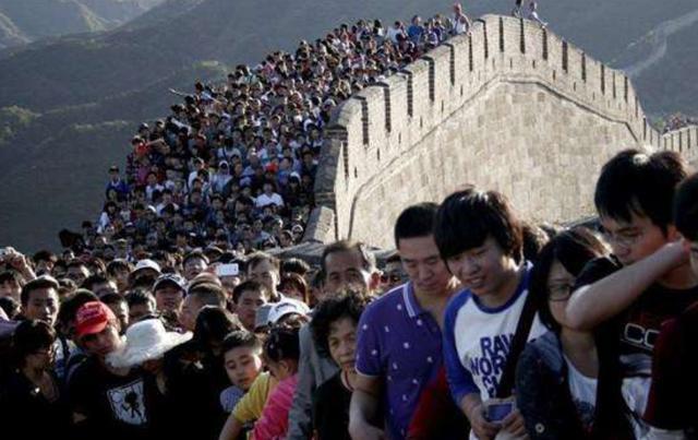 印度姑娘带父母来中国旅游, 到了景点门口却没进去, 原因让人无奈