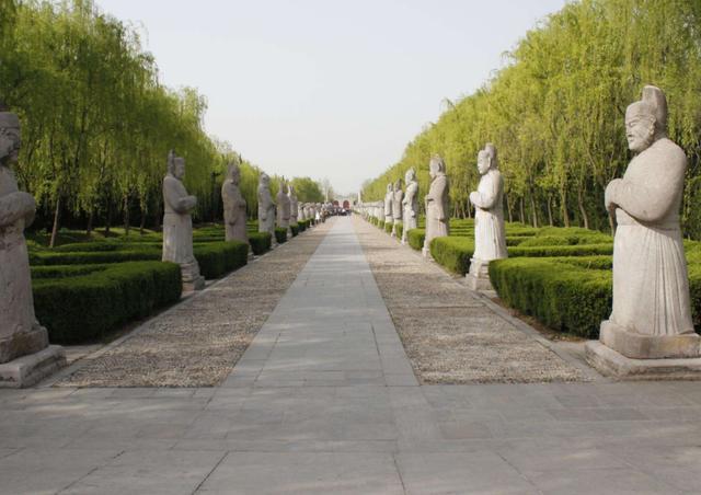 中國最“牛”的祖墳: 后代出了16位皇帝, 就連高鐵都要繞道走!