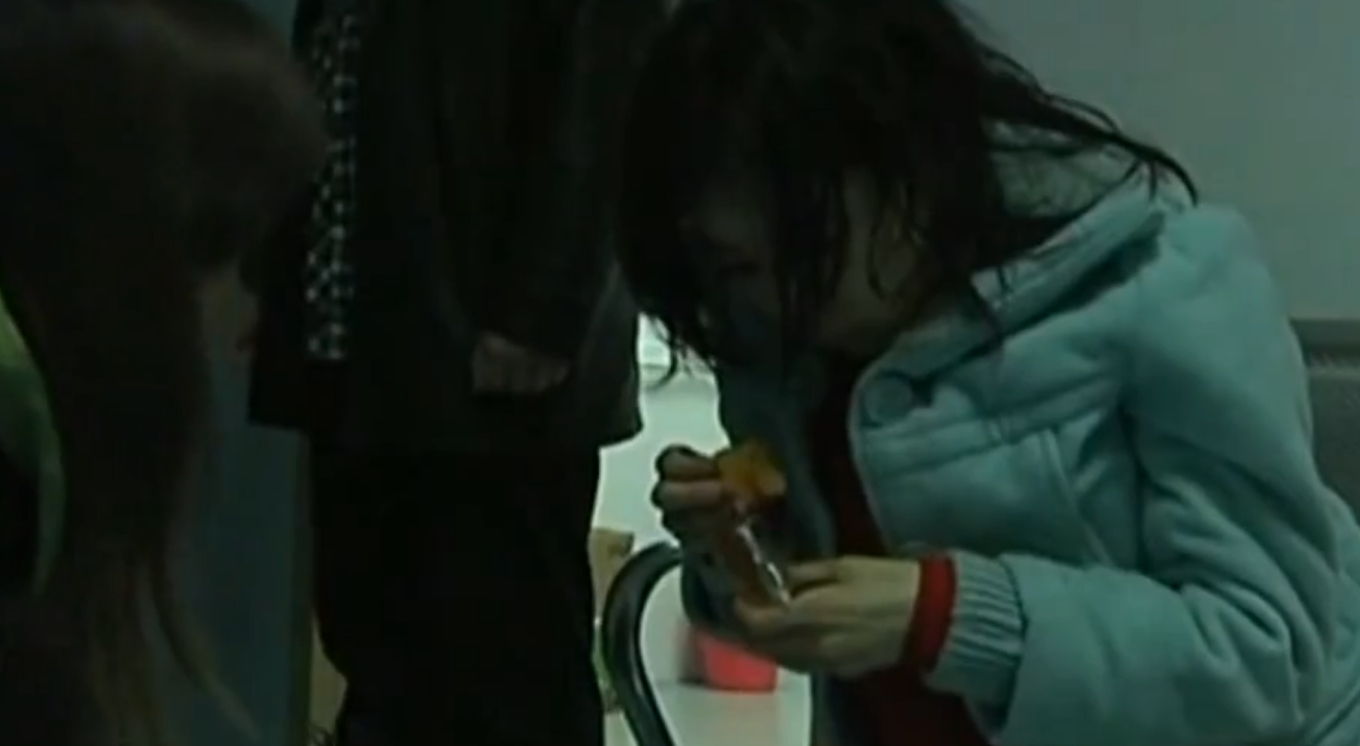 破旧房屋内美貌少女被关五年, 出来后只有50斤: 她可是你的女儿啊!