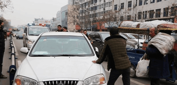 遇到碰瓷别慌张, 三句话吓跑碰瓷者, 连交警都佩服, 收藏转发分享!