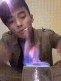 妹子, 剛下班吧, 自己號牌都忘摘了, 回家老公會咋想啊?