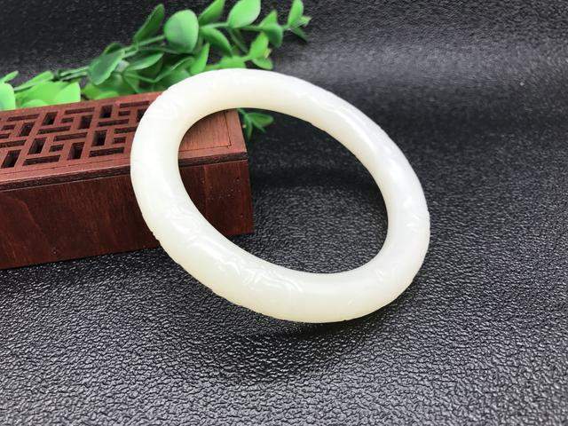 新疆和田玉籽料的下脚料值钱吗?