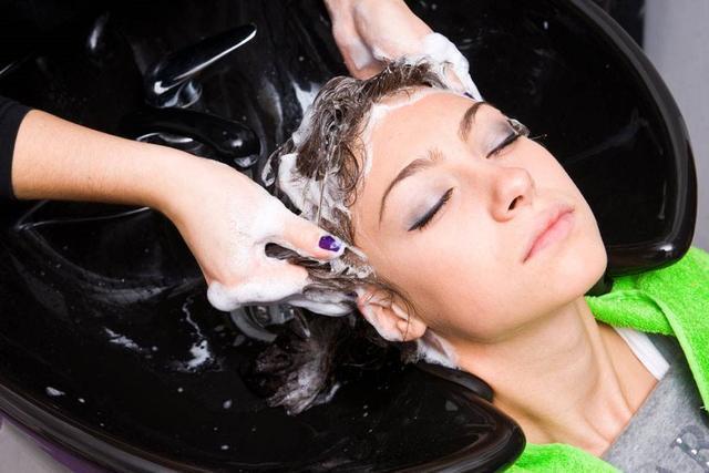 怪不得洗头的时候掉头发, 原来是这一步做错了, 跟洗发水没关系!