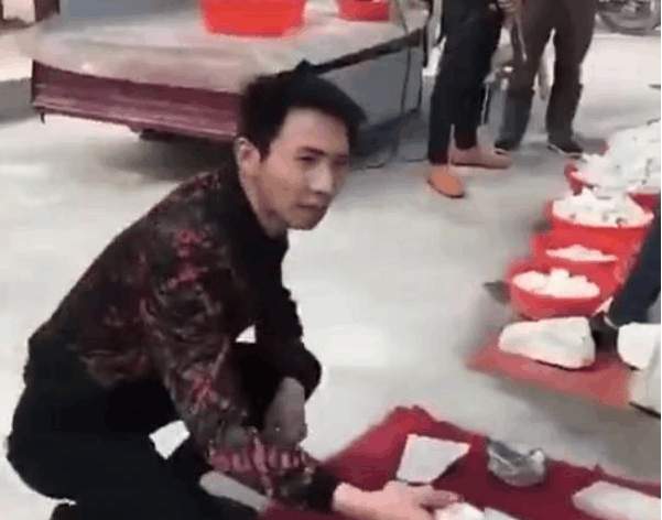 少见! 现场怒砸玉手镯, 20万贱卖4000万籽料原石