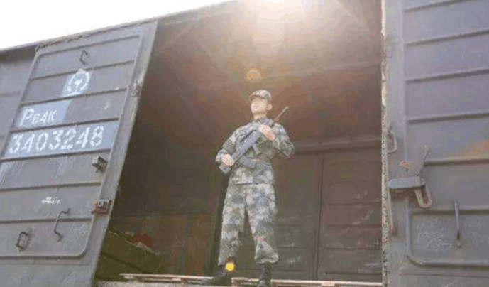 弹药押运兵到底有多辛苦？在闷罐车厢里，一般一待就是一周