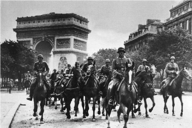 一張震撼世界的“詭異”照片：拿槍的和被槍指的，不知誰在處決誰