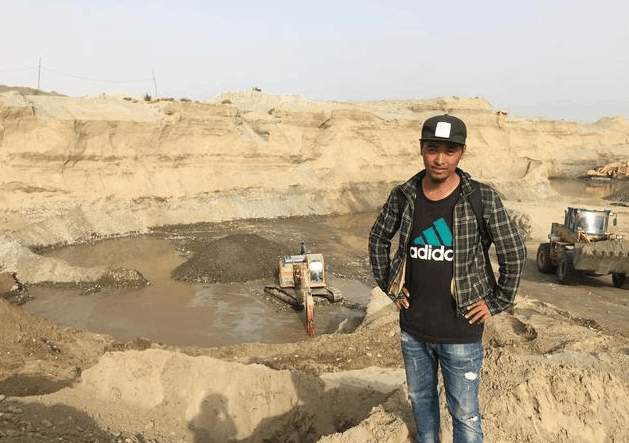 这个地方是长久缺水的老河滩, 皮色却是和田玉中的佼佼者