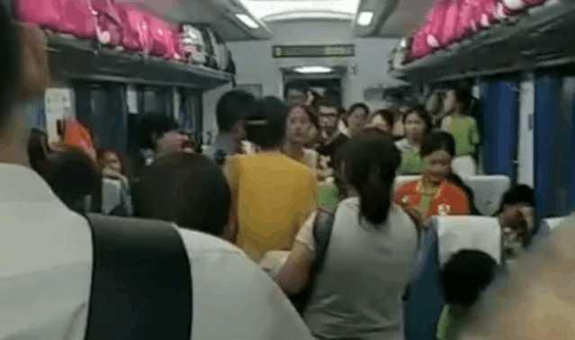 大妈手持站票跟一个学生抢座位, 理直气壮, 在车厢中大吵大闹