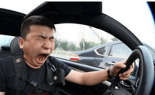 高速服务区睡了一觉, 下高速时却被罚款1000元, 网友看后炸翻天!