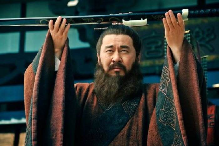 三国有个名将, 关羽暗恋其母, 张飞杀死其父, 曹操还认他当儿子