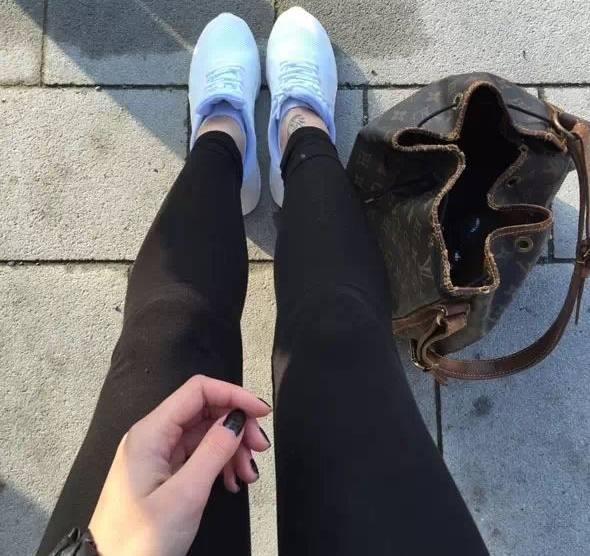 为什么女生的打底裤大多数都是黑色的? 看完你就懂了