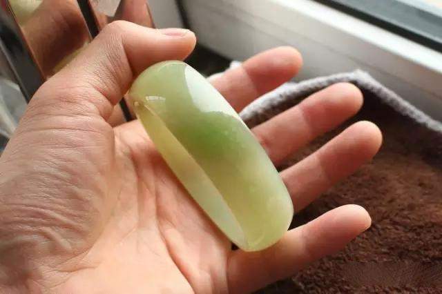 大几万买的玉手镯, 为什么一出店竟变了一个样子?