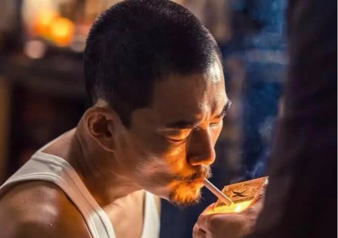 看剧中明星点烟, 徐峥的凶, 任贤齐的狠, 乌鸦张耀扬的最难学! 就属他最尴尬