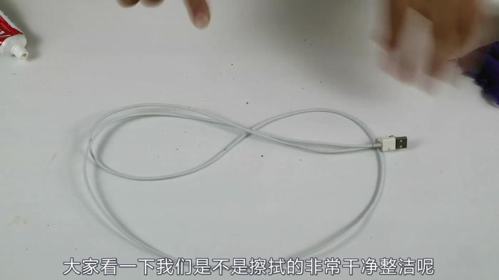 充电线脏了这样清理, 不用一滴水, 线依然可以洁白如新
