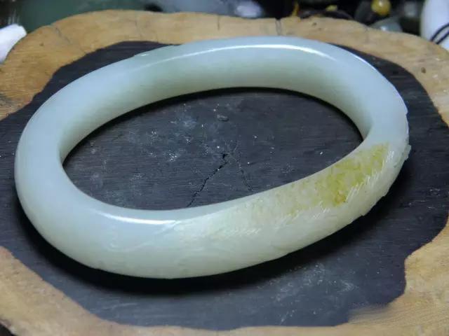 大几万买的玉手镯, 为什么一出店竟变了一个样子?