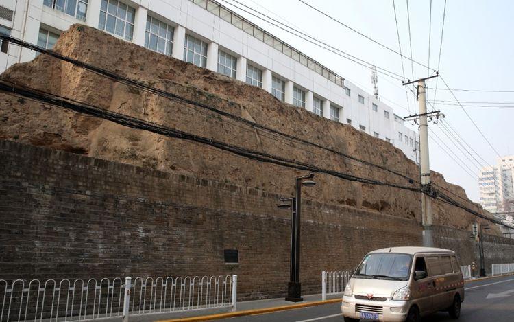 西安闹市中有一个段土城墙, 谁都不敢拆