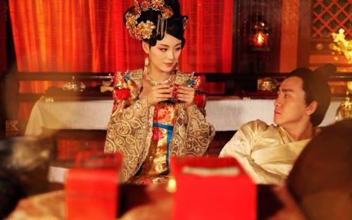 皇帝讓愛妃脫光躺著, 下令大臣買門票觀看, 從此便有了一個成語