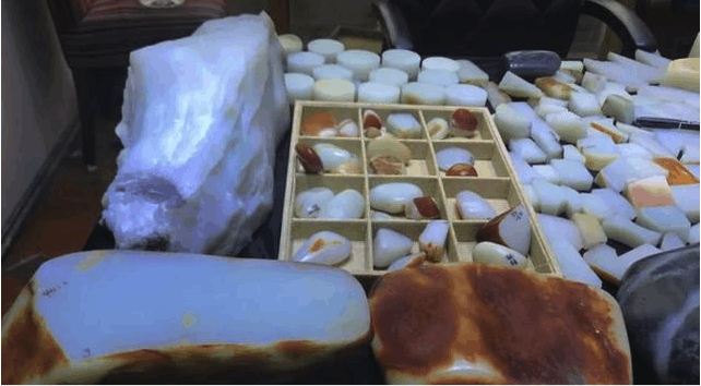 任性! 赌石赌出2500万巨债