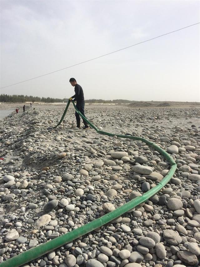 在和田玉龙喀什河, 尝试一把捡料的艰辛。