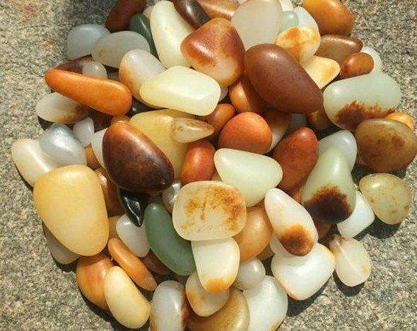 带僵的籽料原石开出了价值100000的籽料玉镯