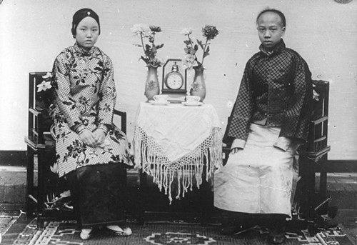 清朝真实老照片: 五个女人吃两个菜, 最后一张犯人跪地不敢抬头!