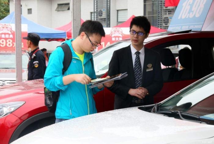 一男子带全款现金去买车 4S店: 对不起, 我们不卖全款车