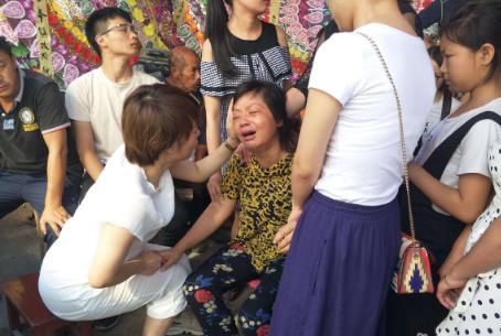 鏡頭下: 為救人犧牲的情侶, 婚禮與葬禮同時進行, 上千人悼念!