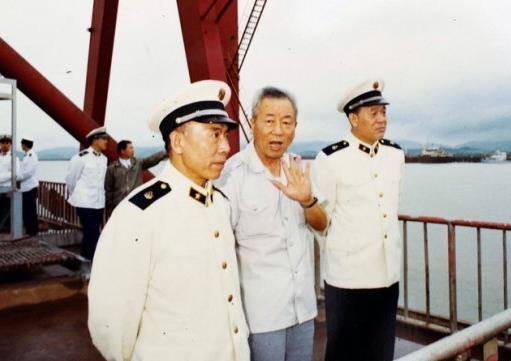 司令员视察部队供应站, 往秤上一站显示140斤, 大怒: 撤掉站长!