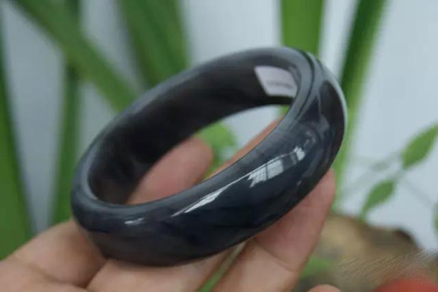 大几万买的玉手镯, 为什么一出店竟变了一个样子?