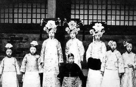 光绪帝死前得知下一任皇帝是亲侄儿溥仪, 沉默许久说了这么两句话