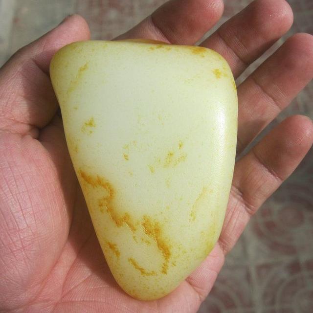 玉变好了这不是作假吗? 刚挖出来的籽料原石都要“处理”一下