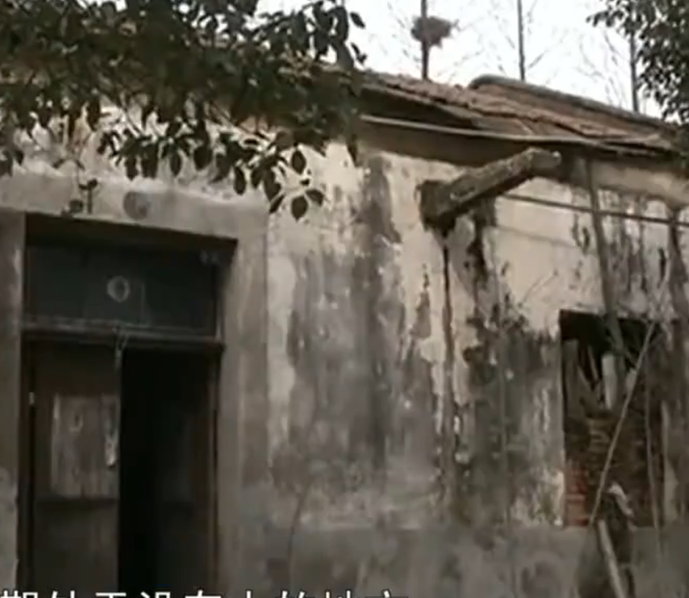 破旧房屋内美貌少女被关五年, 出来后只有50斤: 她可是你的女儿啊!