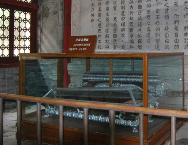 1945年孙中山离世, 前后换了4口棺材, 现在却躺着梅兰芳