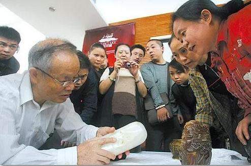 专家鉴定的和田玉值几千万, 实际几百万, 专家你怎么了?