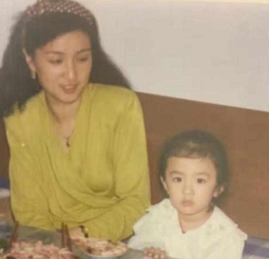 全家最丑什么体验? 本以为刘亦菲够夸张了, 直到见到王晓晨