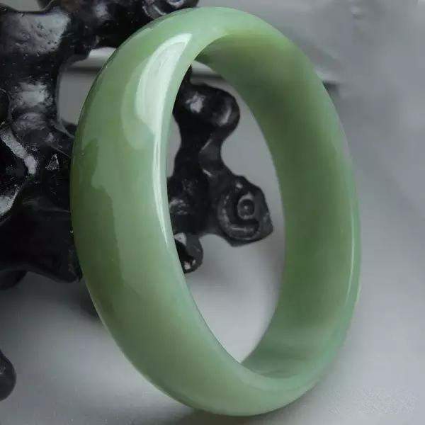 大几万买的玉手镯, 为什么一出店竟变了一个样子?