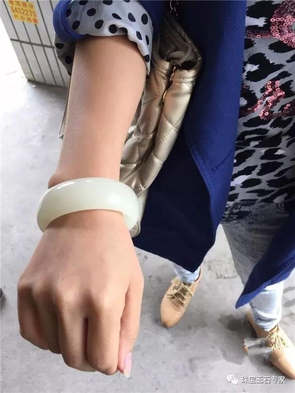 最新消息: 花2.8万买的“和田玉”竟是大理石