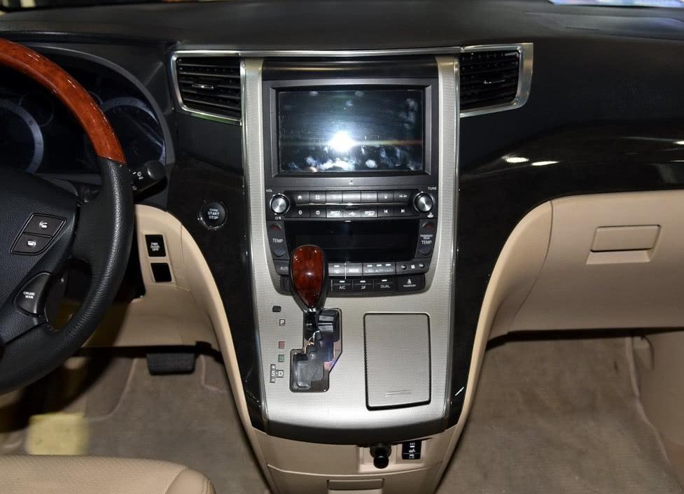 董明珠的电动埃尔法终于来了, 6米配十座, 充电5分钟能跑200公里!